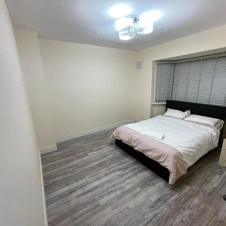 Modern 4-bedroom Entire House With Garden 度假居 阿克斯桥
