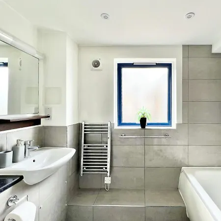 Weekly Or Monthly - Relocation & Business - 4 Guests - By Hofin Stays Short Lets & Serviced