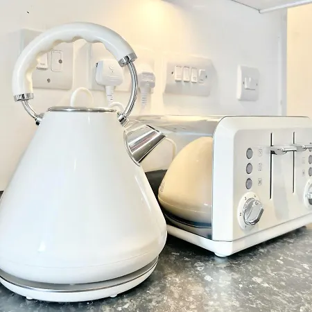 Weekly Or Monthly - Relocation & Business - 4 Guests - By Hofin Stays Short Lets & Serviced London