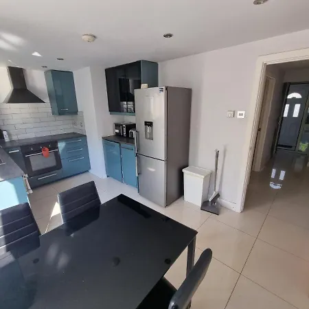 Zone 1 House With Secure Garden Apartment