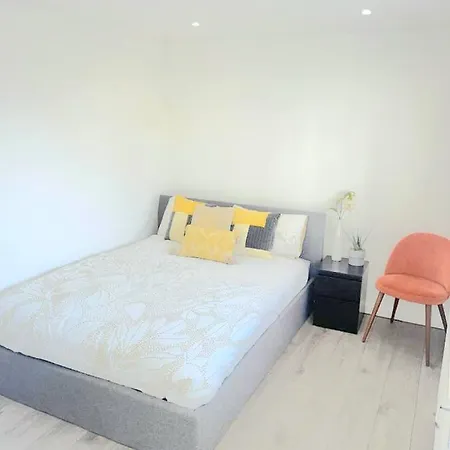 Modern 2 Bedroom Flat With Garden London *