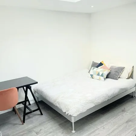 Modern 2 Bedroom Flat With Garden London Apartment