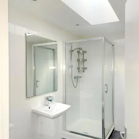 Modern 2 Bedroom Flat With Garden London Apartment