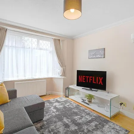 Special Offers, Sleeps 5, Hanwell, London W7, Free Parking Holiday home *