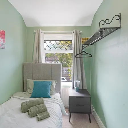 Special Offers, Sleeps 5, Hanwell, London W7, Free Parking *