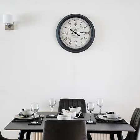 Holiday home Special Offers, Sleeps 5, Hanwell, London W7, Free Parking