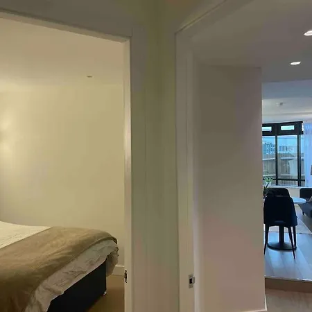 Entire In Brentford, West London. Apartment