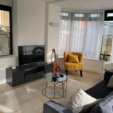 Entire In Brentford, West London. Apartment *
