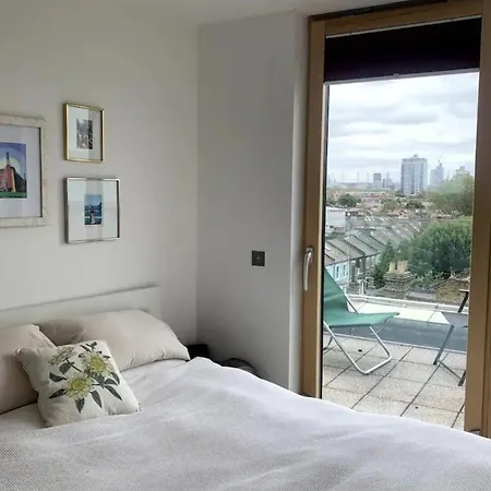 Stylish 2bd Flat With Private Balcony - Battersea *