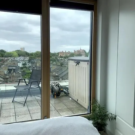 Stylish 2bd Flat With Private Balcony - Battersea London