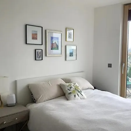 Stylish 2bd Flat With Private Balcony - Battersea Apartment London