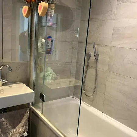 Stylish 2bd Flat With Private Balcony - Battersea