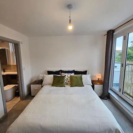 Beautiful Modern + Greater London Holiday home *