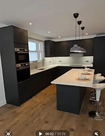 Beautiful Modern + Greater London * Carshalton