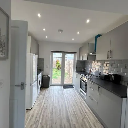 Bali Bliss Garden Flat With Parking Apartment Enfield