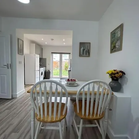 Bali Bliss Garden Flat With Parking Enfield