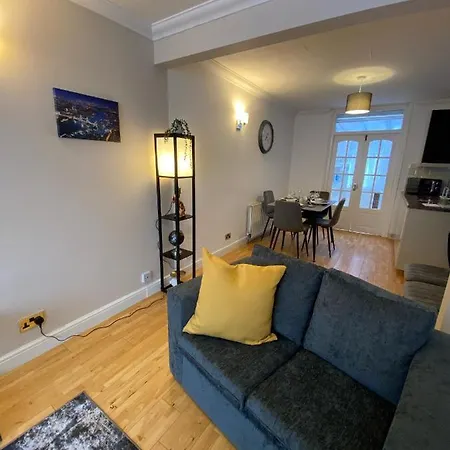Holiday home Special Offers, Sleeps 5, Hanwell, London W7, Free Parking