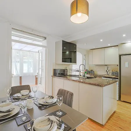 Special Offers, Sleeps 5, Hanwell, London W7, Free Parking Holiday home