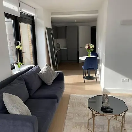 Entire In Brentford, West London. Apartment