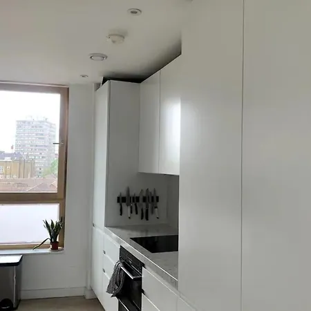 Stylish 2bd Flat With Private Balcony - Battersea * London
