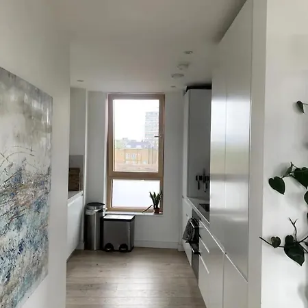 Stylish 2bd Flat With Private Balcony - Battersea Apartment *