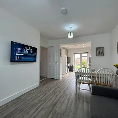 Apartment Bali Bliss Garden Flat With Parking Enfield