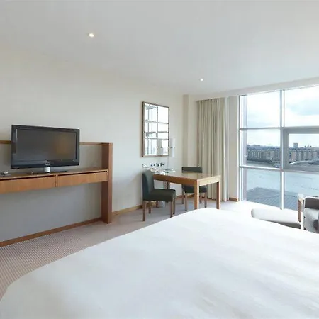 Canary Riverside Plaza