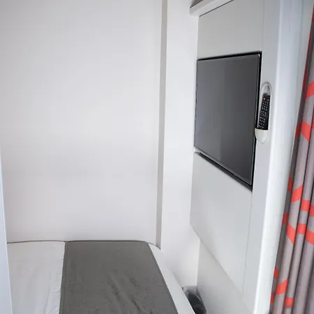 מלון Point A Westminster 3*