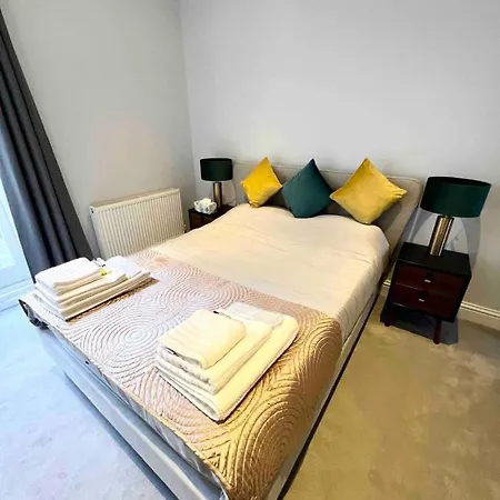 Spacious 2 Bed In The Heart Of Kensington דירה לונדון