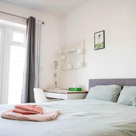 Large Fully Equipped Studio Flat In Wimbledon With Free Parking 아파트 *