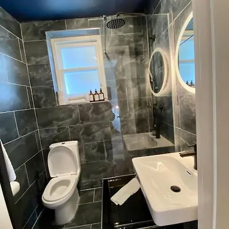 For 3 Near Regents Park N5 *