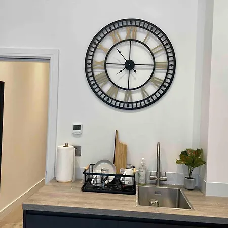 Luxury 2 Bedroom Flat *