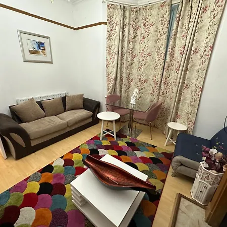 4 Double Bed Family 15 Mins From Central Ldn Apartamento *