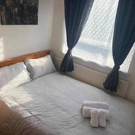 Beautiful Close To Brick Lane Homestay