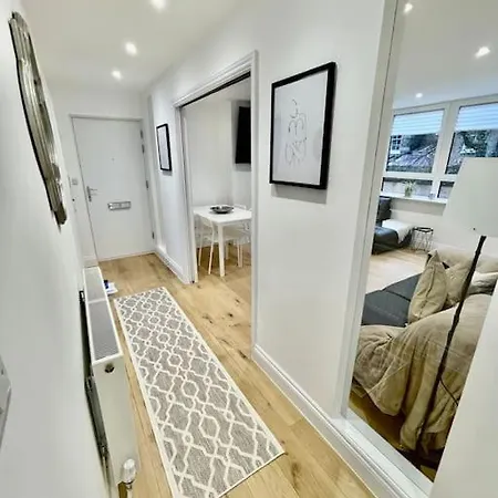 Newley Refurbished 2-bed Only Minutes From London's Attractions * London