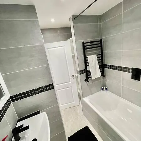 Newley Refurbished 2-bed Only Minutes From London's Attractions * London