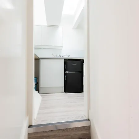 Apartment Stylish Near Kensal