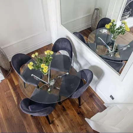 Leyla's Stunning Apartment London