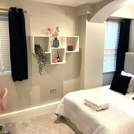 Leyla's Stunning * London