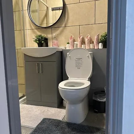 Acton High Street Apartment *