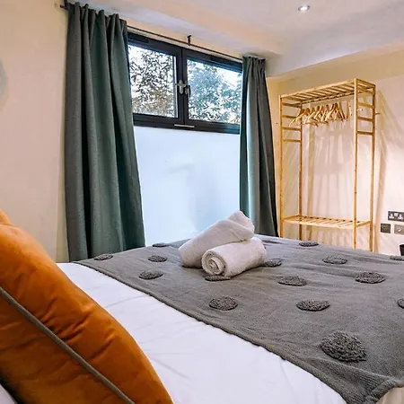 Spacious In Trendy Hackney Apartment London