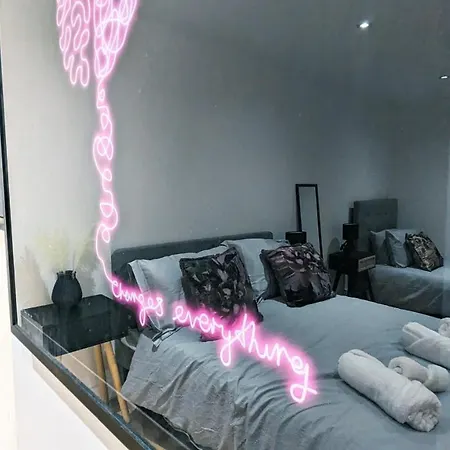 Spacious In Trendy Hackney Apartment