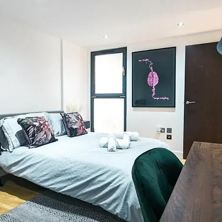 Spacious In Trendy Hackney Apartment London