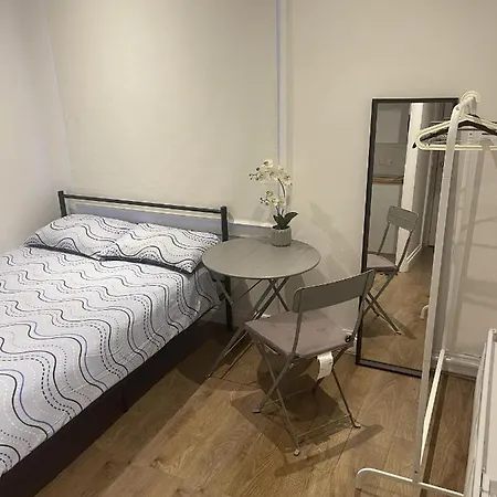 Apartment Charming In - 1 Person Only London