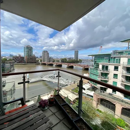Cosy Private With Private Bathroom In A River View Flat London