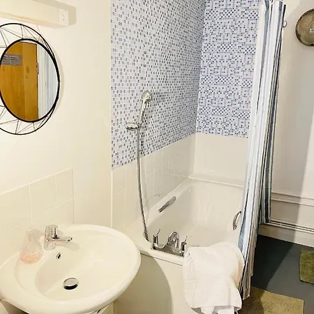 Centrally Located Modern Flat * Londra