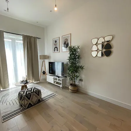 Apartment Luxury 2 Bedroom Flat *