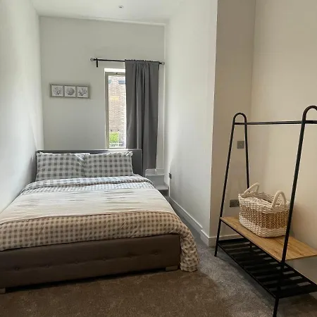 Luxury 2 Bedroom Flat Apartment Sutton (Greater London)