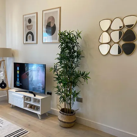 Luxury 2 Bedroom Flat * Sutton (Greater London)