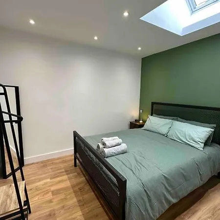 Holiday home Dallas House - Easy Links To Lhr And London *
